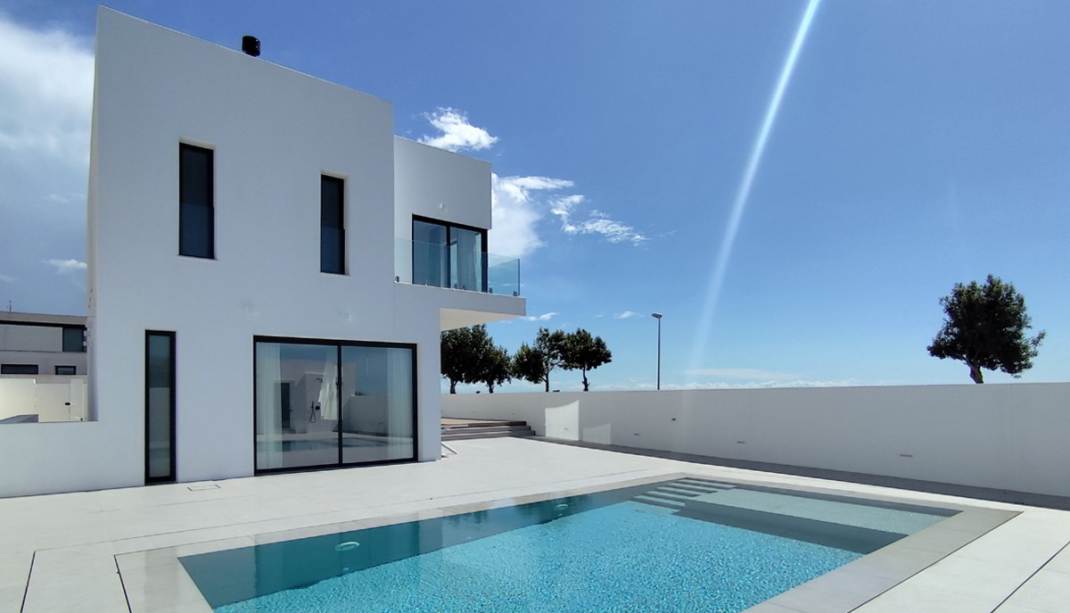 Fachada trasera con piscina rectangular y vivienda unifamiliar de líneas minimalistas.