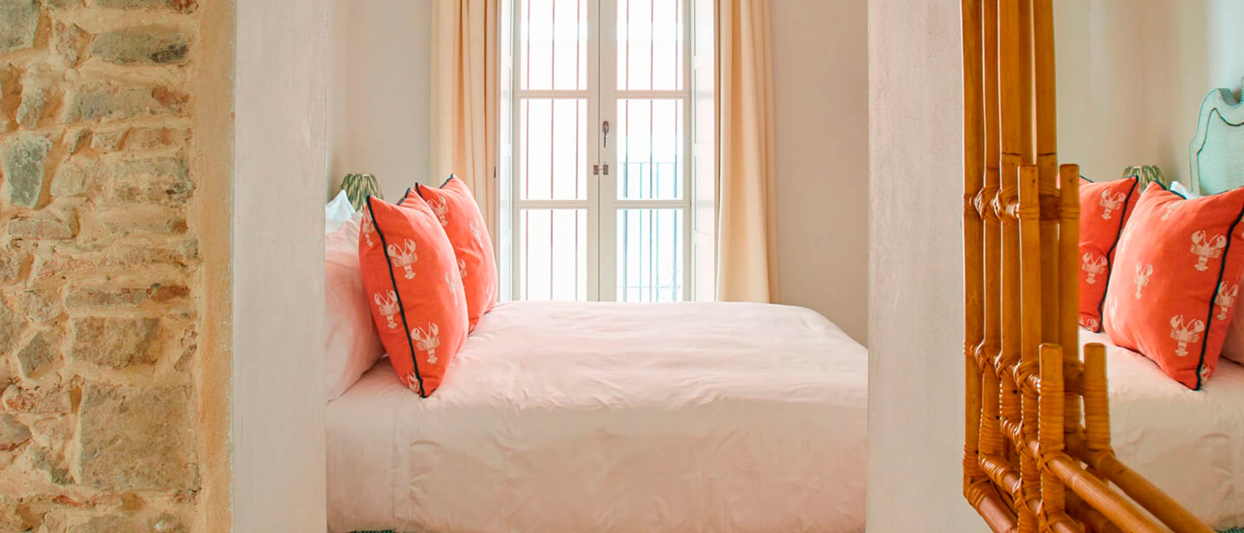 The interior restructuring goes from eight to ten rooms full of comfort and quality, with a spectacular and artistic interior design.