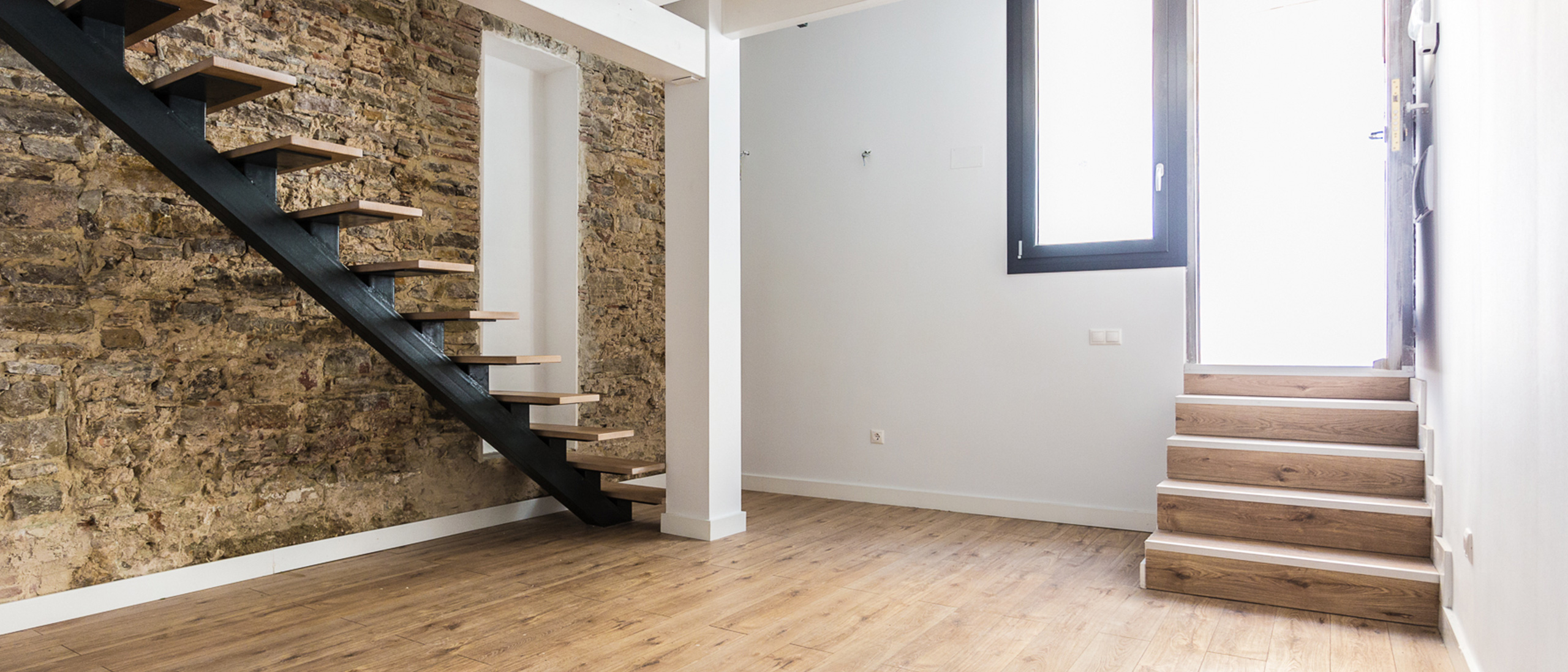 Wooden stairs to enter and go up to the first floor. Light wooden floor.