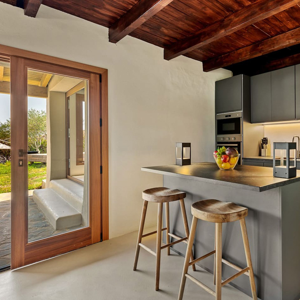 American gray kitchen with window to the garden