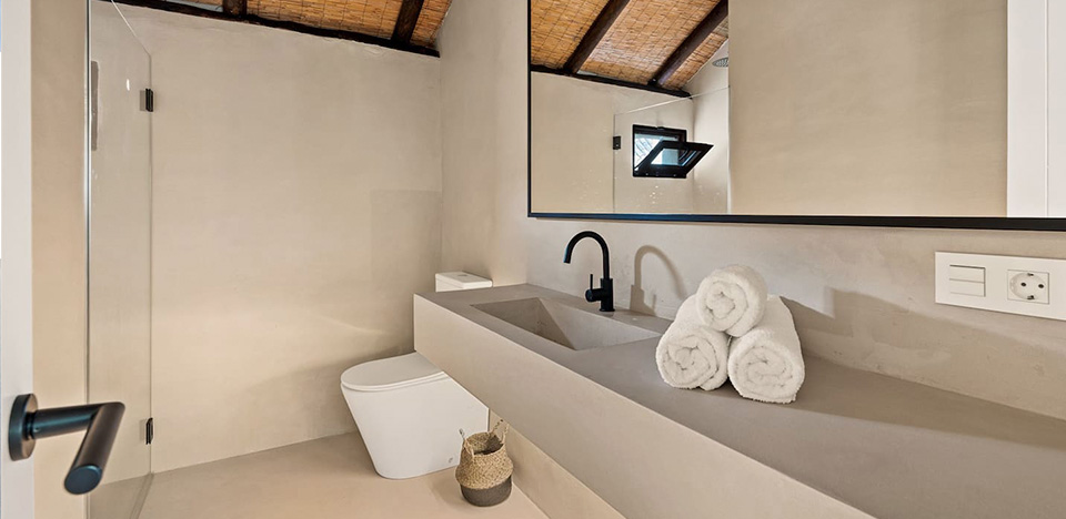Modern beige bathroom with right angles and large mirror