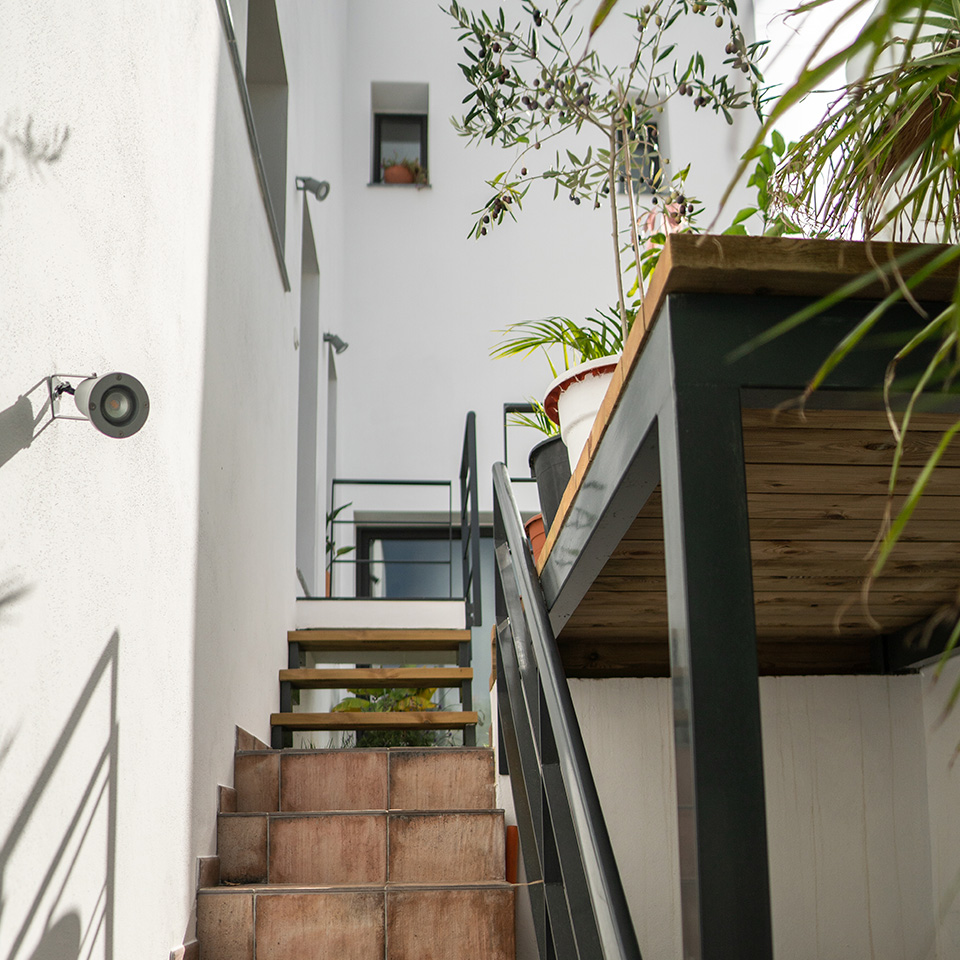 Escalera exterior a planta superior de terraza de madera