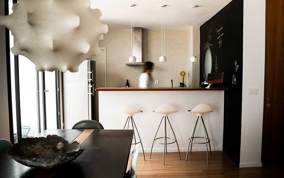 Cocina abierta con mesa de salón y barra americana