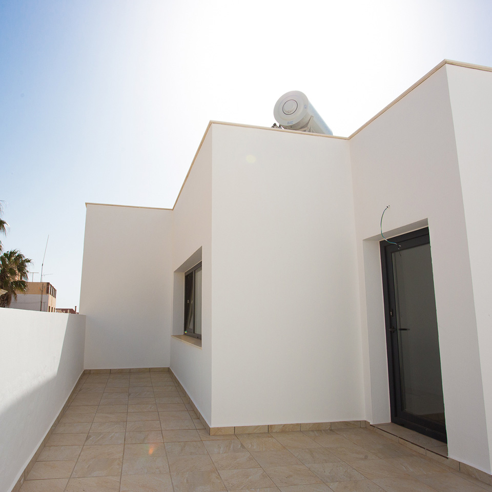 Terraza exterior de casa blanca estilo mediterránea