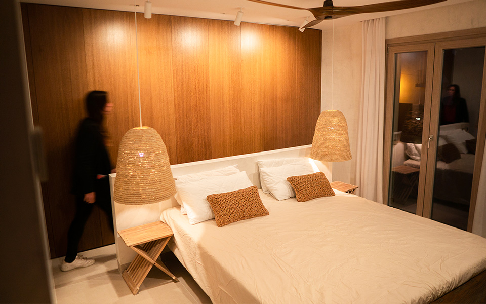 Habitación con cama doble y armarios integrados de madera