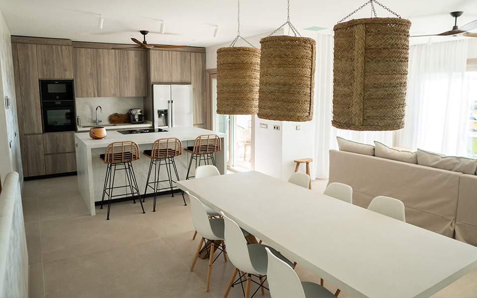 Cocina americana abierta con mesa de comedor y sofá