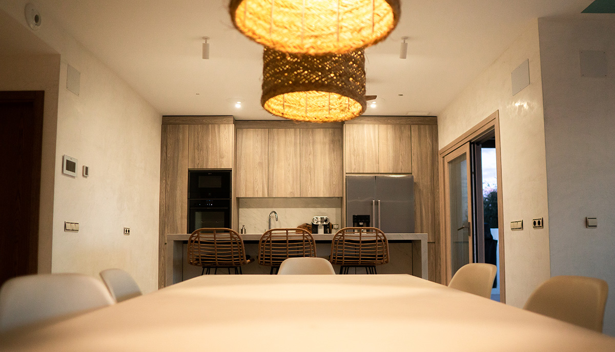 Cocina americana abierta con mesa de comedor