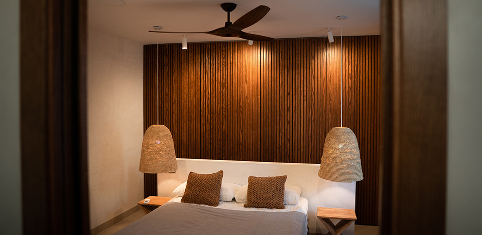 Habitación con cama doble y armarios integrados de madera