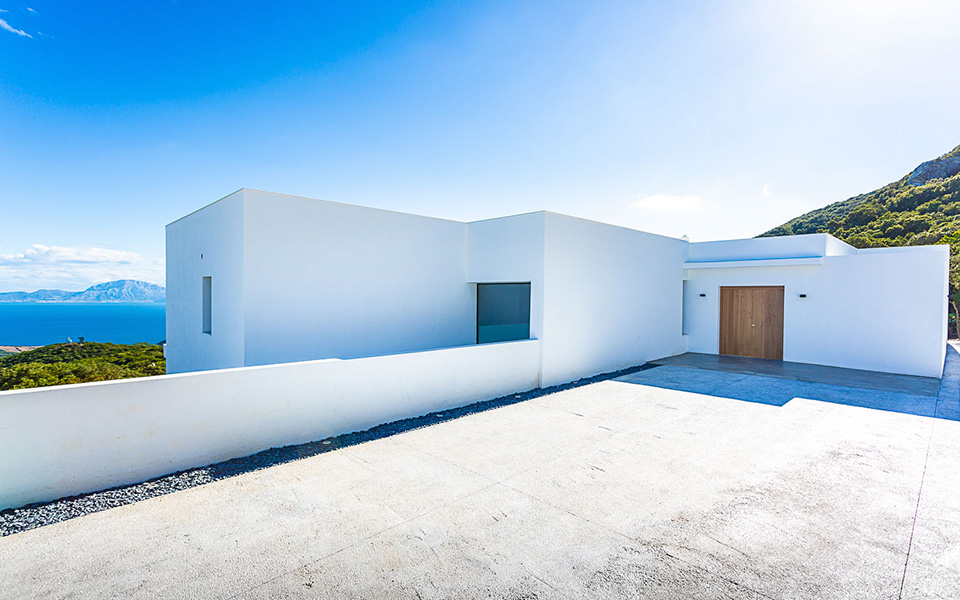 Garaje exterior de casa estilo mediterráneo con vistas al estrecho de Gibraltar