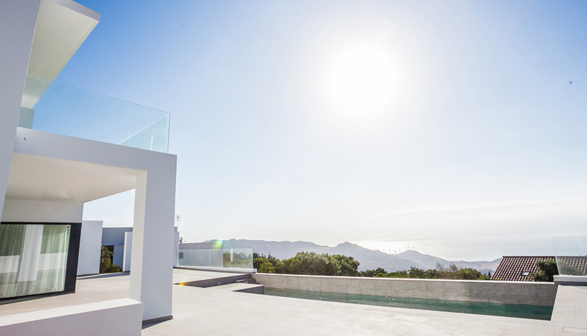 Casa estilo mediterránea con Piscina con vistas al estrecho de Gibraltar