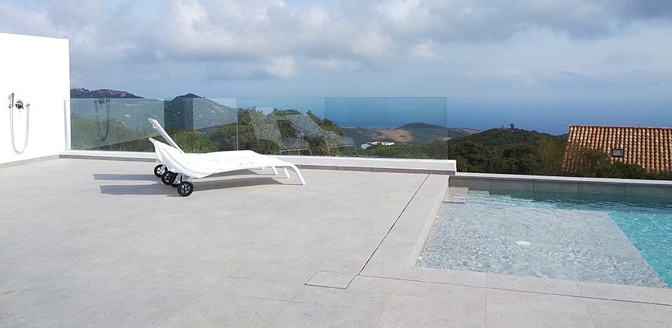 Piscina con tumbonas con vistas al Estrecho de Gibraltar