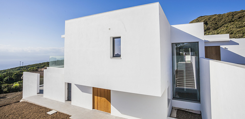 Lateral casa unifamiliar estilo mediterráneo con cristaleras y vistas al Estrecho de Gibraltar