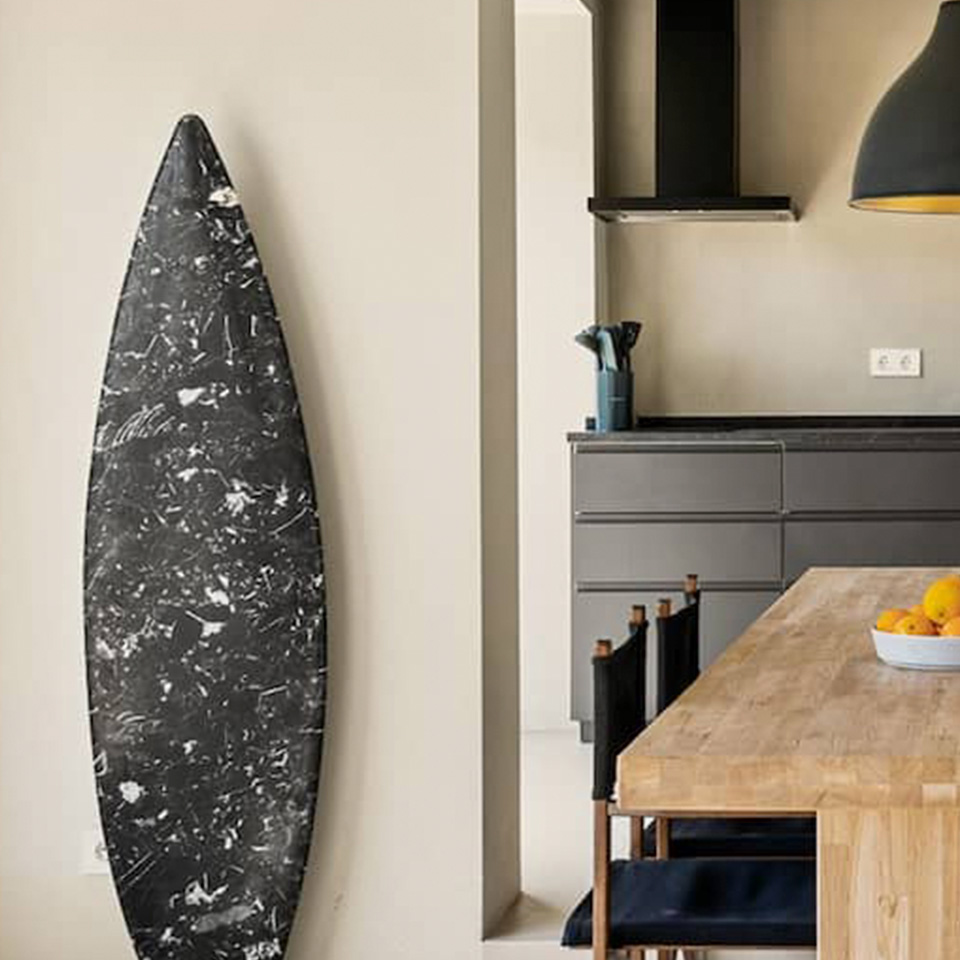 Detail living room with surfboard